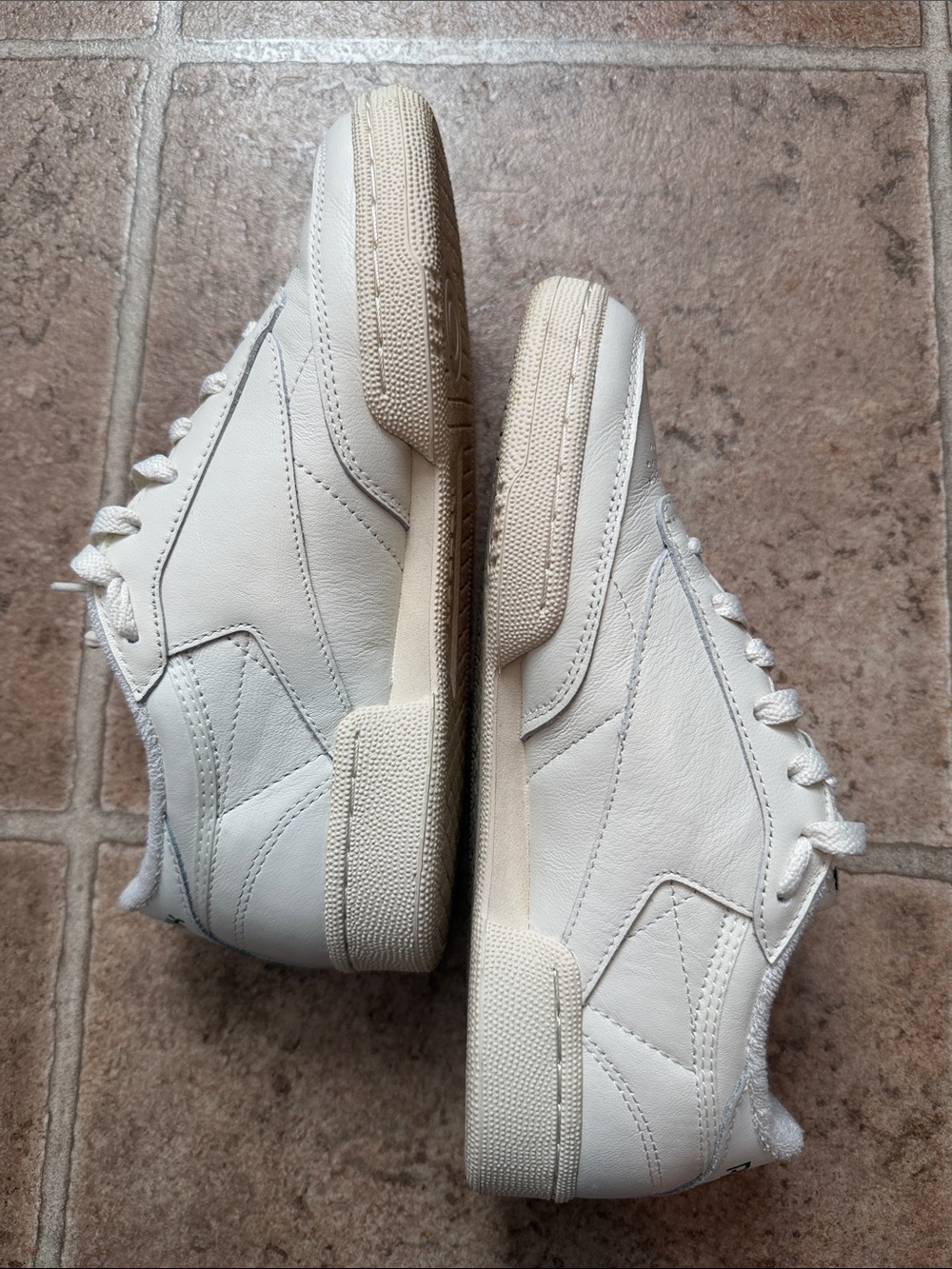 Reebok Leather Sneakers in Cream with Green and Red Logo. Size US W7.5 - Picture 6 of 11